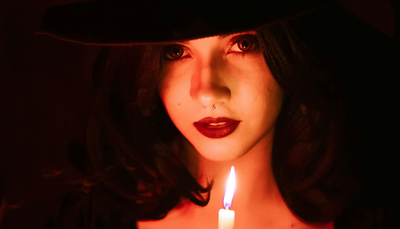 Stile punk: pelle, catene e dichiarazione visiva