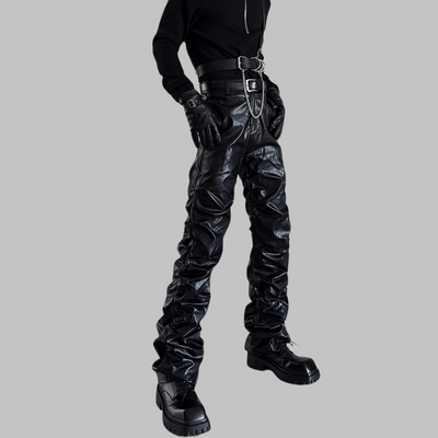 Pantaloni gotici neri in similpelle con catene e cintura