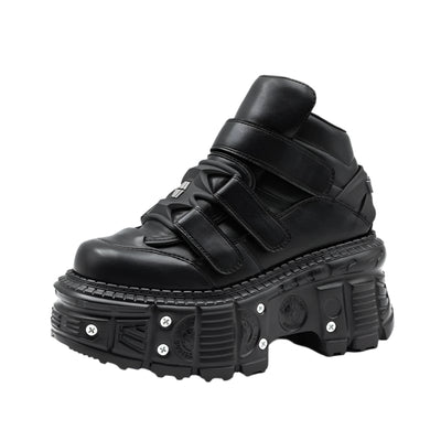 Scarpe nere con suola spessa – Look Goth Techwear