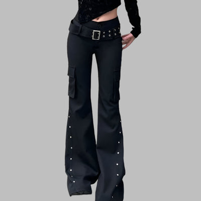 Jeans nero a vita bassa con occhielli stile grunge da donna